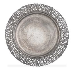 1165.  Fuente circular de plata con decoración calada en el alero. Con marcas.Principios del S. XX.