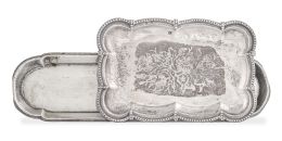 1176.  Lote de dos bandejitas de plata, una rectangular con flores grabadas y otra alargada con contarios en el borde. Con marcas.España, S. XX.