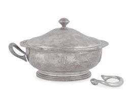 1175.  Legumbrera de plata, con tapa e iniciales "MM" grabadas. Con marcas.Matilde Espuñes, (1909-1950).