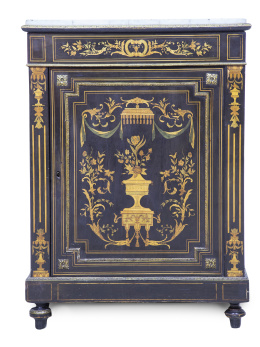 1151.  Entredós Napoleón III de madera ebonizada y marquetería de limoncillo y maderas teñidas, con bronce aplicado.Francia, segunda mitad del S. XIX.