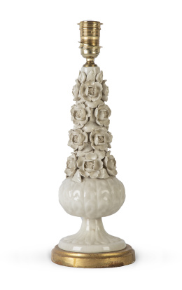 1098.  Lámpara de mesa de cerámica esmaltada con flores aplicadas.