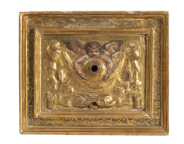 1026.  Tablilla con "putti" en bajo relieve de madera dorada y policromada.Trabajo castellano, S. XVI.