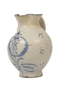 1087.  Jarro de cerámica esmaltada en azul cobalto con una granada