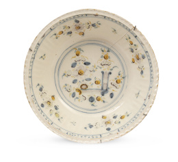 1234.  Cuenco de cerámica esmaltada con decoración de flores.Triana, S. XVIII.