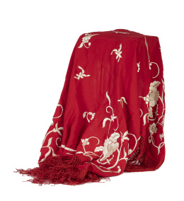 680.  Mantoncillo de "Manila" en color rojo con flores bordadas en hilo blanco.