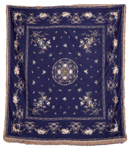 688.  Colcha, para la exportación, en el gusto clásico de Adam, bordada con hilos de color sobre seda azul.Trabajo chino, h. 1800-1810.