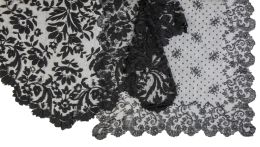 673.  Lote de mantilla triangular con encaje de blonda y velo rectangular con decoración de plumeti de chantillyS. XIX