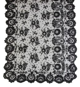 671.  Mantilla rectangular de encaje negro de blonda con flores y puntos.España, S. XIX.