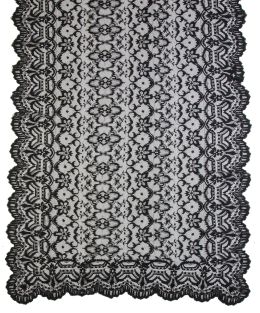 675.  Mantilla rectangular de encaje negro con decoración de flores.España, S. XIX.