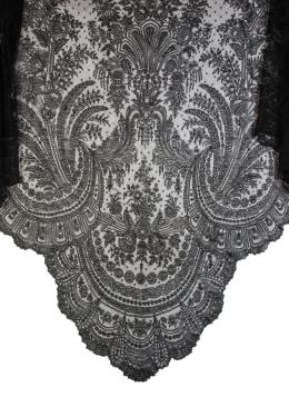 676.  Mantilla triangular en chantilly negro con decoración de flores y puntos.España, S. XIX.
