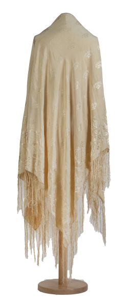 674.  Pareja de chales en seda color ocre y negro con flores.Principios del S. XX.