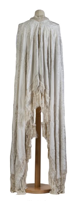 1138.  Chal cuadrangular en seda color marfil con peonías y flores bordadas con hilos del mismo color.Principios del S. XX.