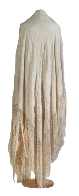 1140.  Mantón de Manila en seda blanca con flores bordadas con hilos del mismo color.Principios del S. XX.