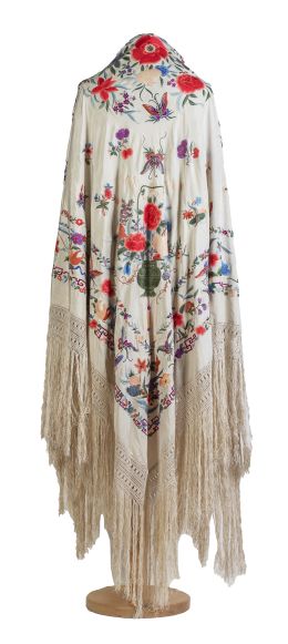 1144.  Mantón de Manila en seda beige bordada con hilos de color.Finales del S. XIX - principios del S. XX.