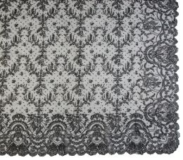 678.  Mantilla rectangular de chantilly negro con florecitas y guirnaldas.España, S. XIX.