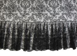 670.  Mantilla con volante de chantilly negro y decoración de ramilletes floralesEspaña, S. XIX.