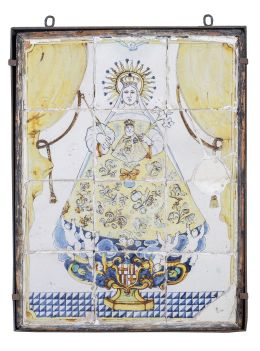 503.  Virgen con el Niño.Panel de cerámica esmaltada formado por doce azulejos de cerámica vidriada en azul, ocre y amarillo.Cataluña, S. XVIII.