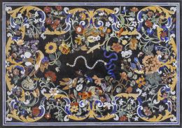 1035.  Tapa de piedras duras de estilo barroco, con profusa decoración de flores, pájaros e insectos. Moderna.