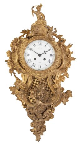 1257.  Raingo Freres á Paris.Reloj de cartel de bronce dorado de estilo Luis XV, decorado con chinerías.Francia, tercer cuarto del S. XIX.