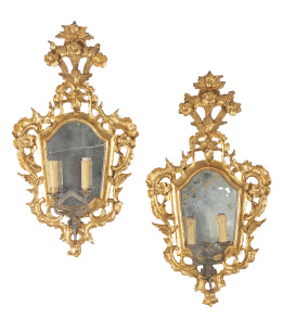 538.  Pareja de cornucopias de madera tallada y dorada, dos brazos de luz de metal dorado años 50.España, S. XVIII.