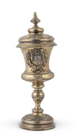 1237.  Copa de plata vermeille con escudo de caballero aplicado y con esmalte. Con marca. S. XIX.