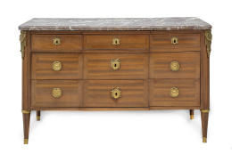 595.  Cómoda Luis XVI de madera de caoba satinada y tapa de mármol rosa veteada.París, último cuarto del S. XVIII.