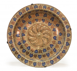 457.  Plato historicista en forma de brasero de cerámica esmaltada con umbo central y hojas de parra y hiedra, sigue modelos del S. XVManises, S. XIX.