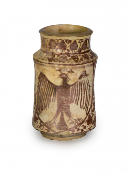 1175.  Bote de farmacia de cerámica esmaltada en reflejo metálico decorado con hojas de parra o hiedra.Manises, S. XV.