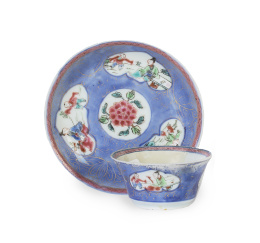 668.  Taza de té con plato de porcelana esmaltada "powder blue".China, S. XVIII.