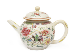 677.  Tetera de porcelana con esmaltes de la familia rosa.China, dinastía Qing, S. XVIII.