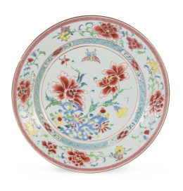 674.  Plato de porcelana de Compañía de Indias, con esmaltes de familia rosa con decoración de peonías y mariposas.China, dinastía Qing, S. XVIII.