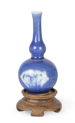 665.  Botella de porcelana esmaltada en azul "Powder blue", con reservas decorativas.China, S. XVIII.