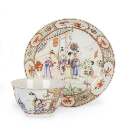 670.  Taza con plato de porcelana esmaltada, decorado con escenas palaciegas.China, Cantón, ff. del S. XVIII.