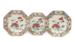 664.  Conjunto de tres platos octogonales de porcelana esmaltada 