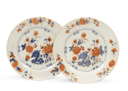 675.  Pareja de platos de porcelana esmaltada de estilo Imari.China, S. XVIII.