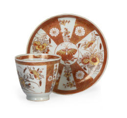 669.  Taza de té con plato de porcelana esmaltada dorada y rojo.China, S. XVIII.