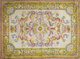 1167.  Alfombra en lana con diseño Savonnerie de campo beige y medallón central