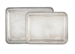 1138.  Lote de dos bandejas rectangulares de plata, una con decoración de hojas en el perímetro. Con marcas, una ley 916.España, primera mitad del S. XX.