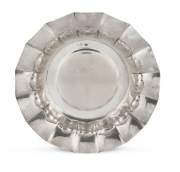 1125.  Panera de plata, de decoración gallonada. Con marcas.Dionisio Garcia, h. 1940.