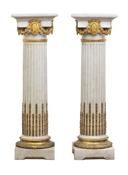 1188.  Graux-Marly, fundidor. 8. R. du Parc Royal, Paris. Firmadas en la base.Pareja de columnas de mármol y bronce aplicado, con las iniciales "MC" entrelazadas, con corona de marqués.Francia, tercer cuarto del S. XIX.