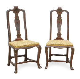 1207.  Pareja de sillas Reina Ana lacadas de rojo, decoradas con chinerías.Trabajo inglés, (1702-1714).