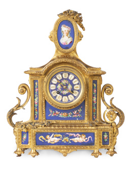 1163.  Reloj estilo Luis XVI Napoleón III de porcelana esmaltada y bronce dorado.Francia, último cuarto del S. XIX.