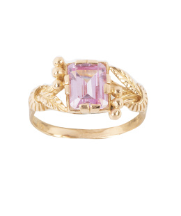 190.  Sortija con rosa de Francia rectangular, con montura en oro decorada con hojas y bolitas