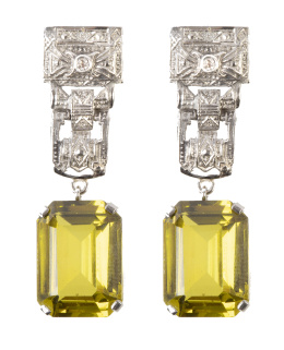 124.  Pendientes largos estilo Art-Decó con dobletes de peridotos talla esmeralda y diamantes en motivos geométricos