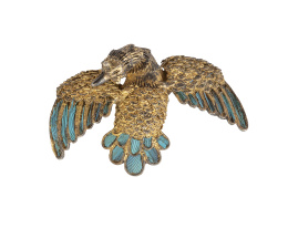 33.  Broche de ave en metal dorado con decoración de plumas azul