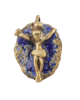 27.  Colgante de Cristo con fondo de esmalte azul S. XVII-XVIII 