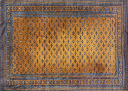 574.  Alfombra color caldera en seda, con decoración geométrica.