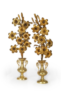 1219.  Pareja de jarrones de bronce dorado con varas de azucenas de metal dorado.España, ffs. del S. XIX - pp. del S. XX.