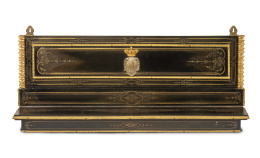 825.  "Brevete Melodina Otadaog Paris".Parte de una pianola Napoleón III de madera ebonizada y latón, con las iniciales "MC", bajo corona real.Trabajo francés, último cuarto del S. XIX.