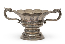 1169.  Centro gallonado de plata con asas en forma de delfín. Con marcas.España, S. XX.